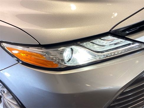 Used 2020 Toyota Camry XLE image 6