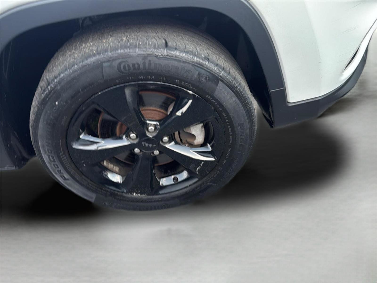 Used 2020 Jeep Cherokee Latitude Plus AWD/4WD image 28