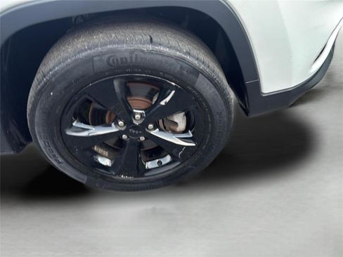 Used 2020 Jeep Cherokee Latitude Plus AWD/4WD image 28