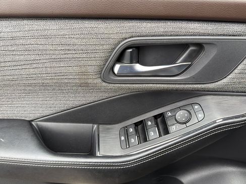 Used 2022 Nissan Rogue SV image 11