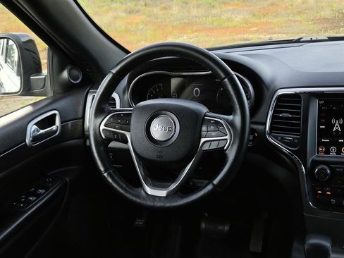 Used 2018 Jeep Grand Cherokee Altitude RWD image 17
