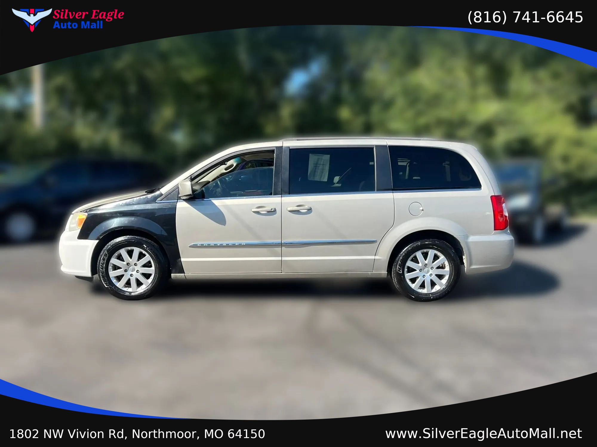 Used 2012 Chrysler Town & Country Touring w/ Entertainment Group #1 FWD image 2