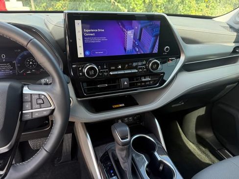 Used 2024 Toyota Highlander Platinum FWD image 22