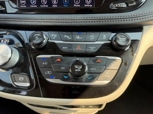 Used 2018 Chrysler Pacifica Limited w/ Advanced Safetytec Group FWD image 18