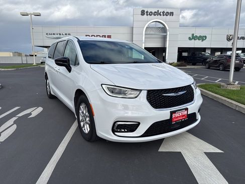 Used 2024 Chrysler Pacifica Touring-L image 2