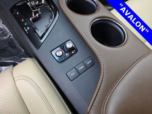 Used 2017 Toyota Avalon Limited image 25