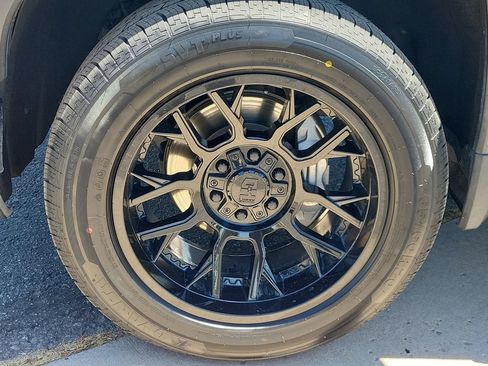 Used 2024 GMC Sierra 1500 AT4 w/ Technology Package AWD/4WD image 23