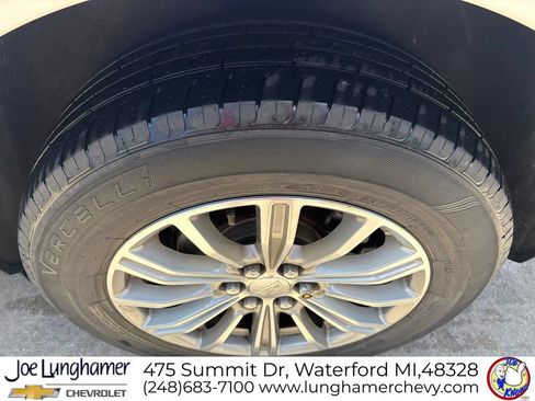Used 2017 Cadillac XT5 Luxury w/ Driver Awareness Package FWD image 12