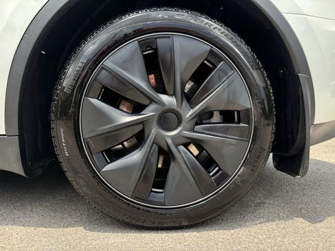 Used 2024 Tesla Model Y Long Range RWD image 14