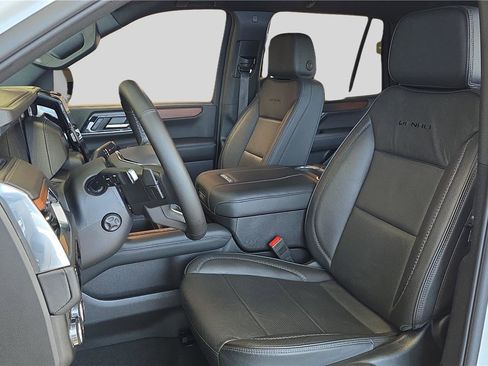 Used 2025 GMC Yukon Denali image 11