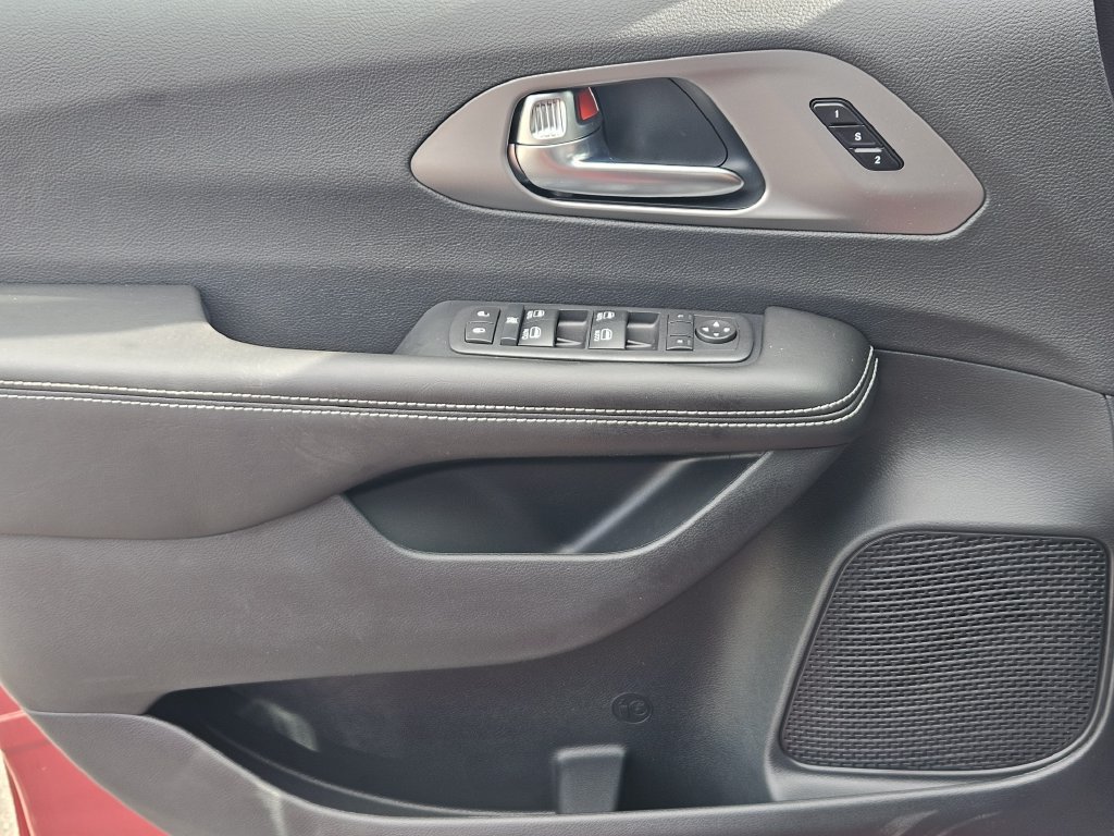 New 2027 Chrysler Pacifica Select AWD/4WD image 16