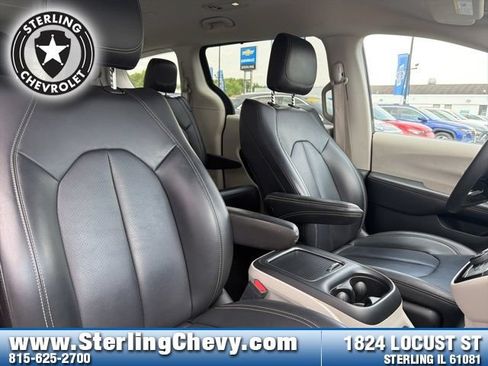 Used 2023 Chrysler Pacifica Touring-L FWD image 11