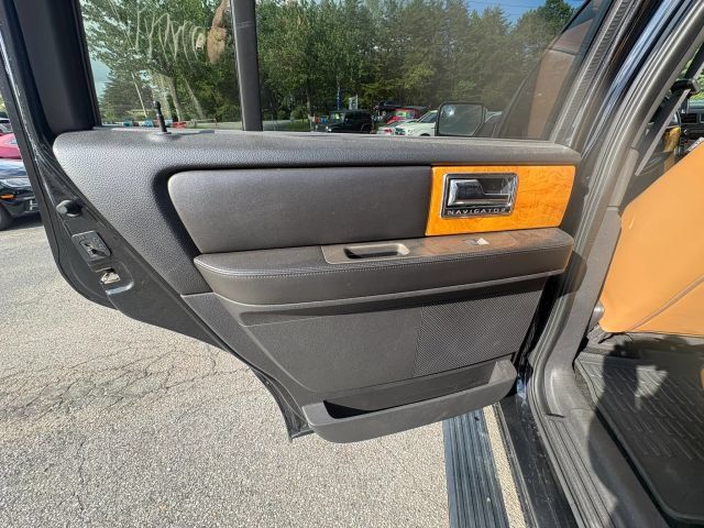 Used 2013 Lincoln Navigator 4WD image 16