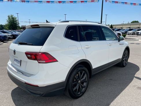 Used 2024 Volkswagen Tiguan SE w/ Panoramic Sunroof Package FWD image 5
