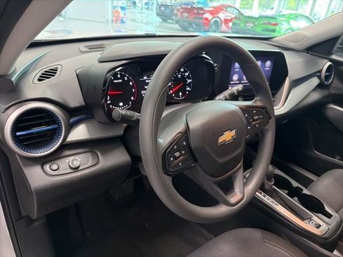 Certified 2025 Chevrolet Trax LS FWD image 15