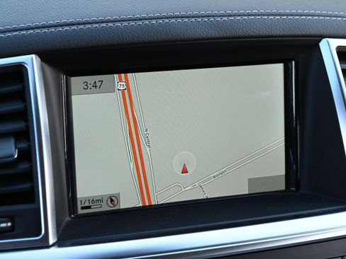 Used 2013 Mercedes-Benz GL 550 4MATIC image 31