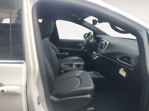New 2027 Chrysler Pacifica Select FWD image 15