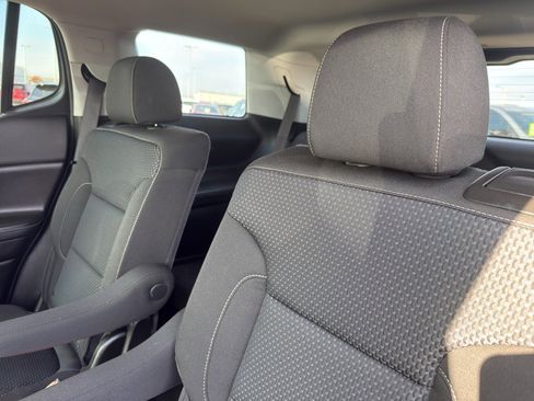 Used 2023 GMC Acadia SLE w/ Driver Convenience Package image 32