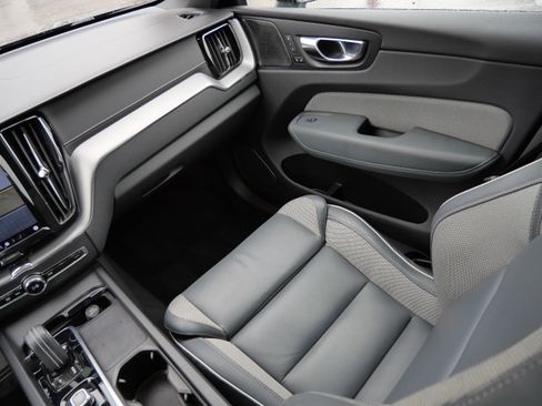 Used 2022 Volvo XC60 B6 R-Design w/ Advanced Package image 11