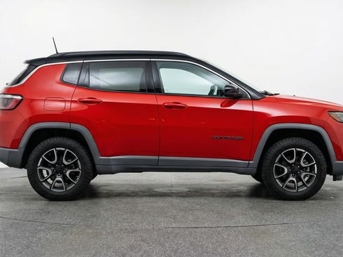 Used 2025 Jeep Compass Trailhawk AWD/4WD image 11