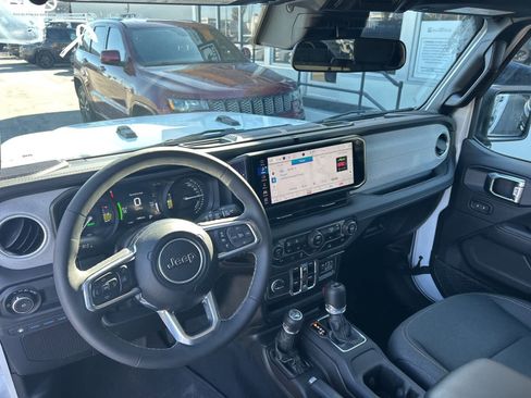 Used 2025 Jeep Wrangler Sahara image 35