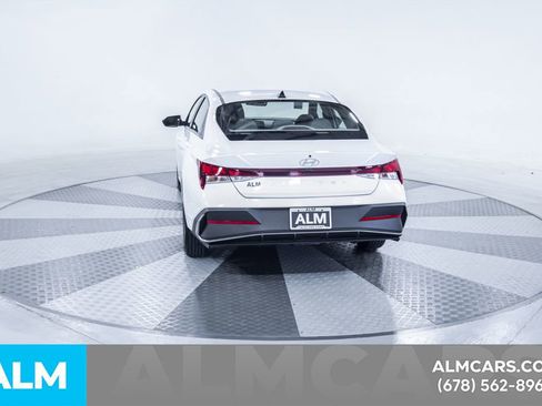 Used 2025 Hyundai Elantra SE image 8