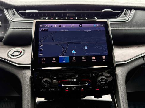 Used 2024 Jeep Grand Cherokee Limited image 21