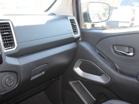 Used 2024 Nissan Frontier SV image 16