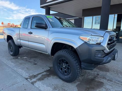 Used 2018 Toyota Tacoma SR image 11