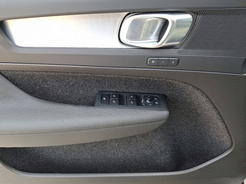 Certified 2025 Volvo XC40 B5 Core image 12