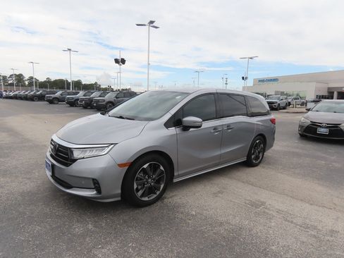 Used 2023 Honda Odyssey Elite image 2