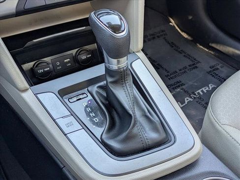 Used 2017 Hyundai Elantra SE image 12