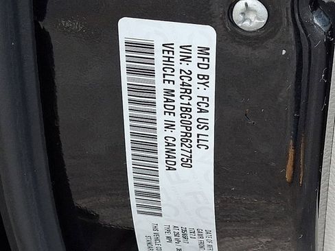 Certified 2023 Chrysler Pacifica Touring-L image 32