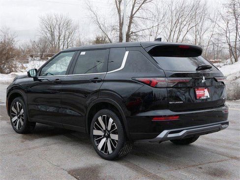 New 2026 Mitsubishi Outlander SE image 2