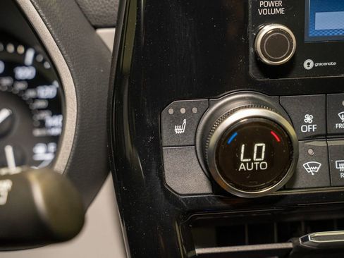 Used 2021 Toyota Highlander XLE image 18