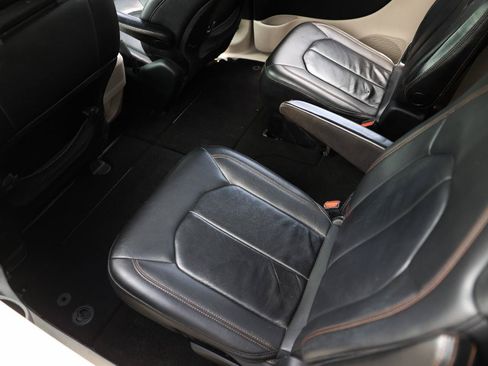 Used 2017 Chrysler Pacifica Touring-L FWD image 10