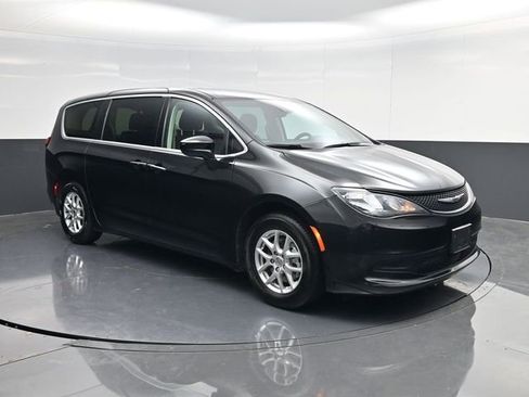 Used 2023 Chrysler Voyager LX image 1