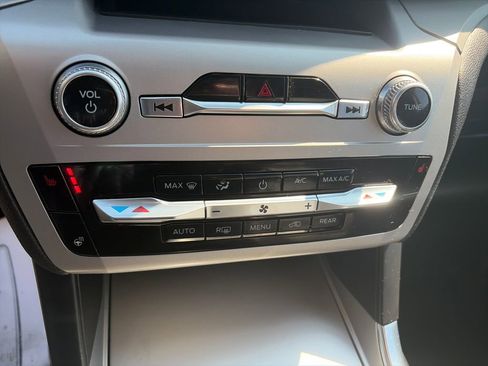 Used 2022 Ford Explorer XLT w/ Equipment Group 202A image 21