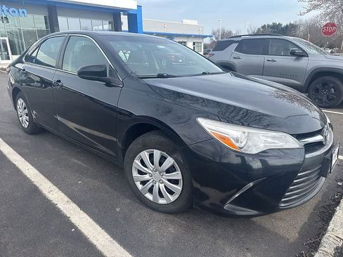 Used 2017 Toyota Camry LE image 3