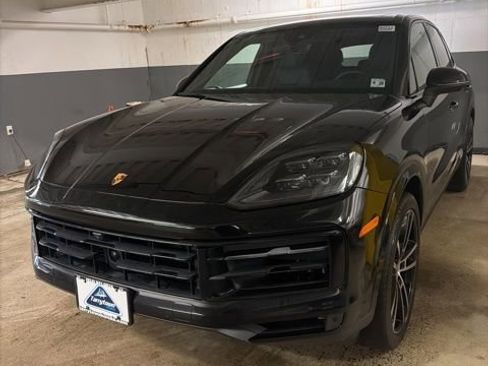 Used 2024 Porsche Cayenne image 2