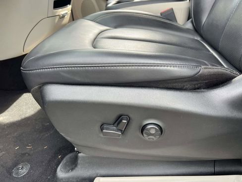 Used 2023 Chrysler Pacifica Touring-L image 17