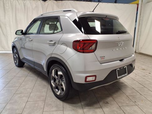Used 2025 Hyundai Venue SEL FWD image 7