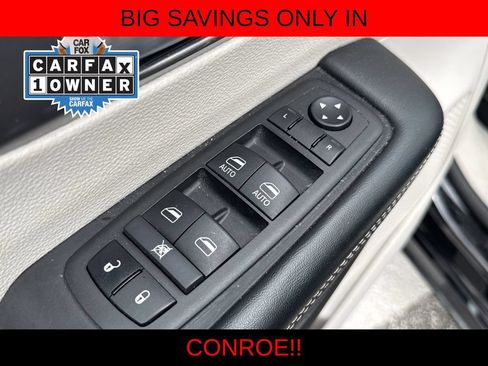 Used 2024 Chrysler Pacifica Touring-L FWD image 11