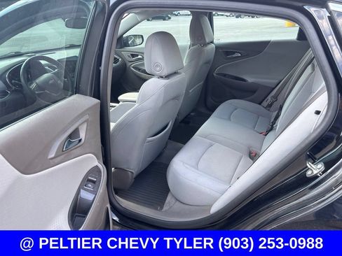 Used 2017 Chevrolet Malibu LT FWD image 19