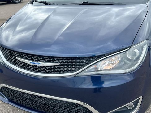 Used 2018 Chrysler Pacifica Touring-L Plus FWD image 11