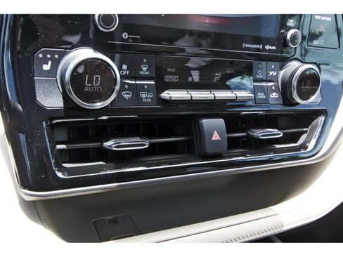 Used 2022 Toyota Highlander XLE FWD image 28