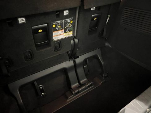 Used 2021 Toyota Sienna Limited image 6