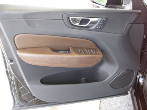 Used 2019 Volvo XC60 T5 Momentum w/ Premium Package FWD image 10