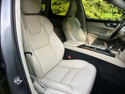 Used 2021 Volvo XC60 T5 Momentum w/ Premium Package AWD/4WD image 17