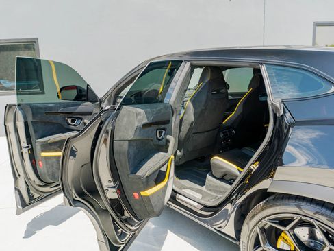Used 2024 Lamborghini Urus Performante AWD/4WD image 70